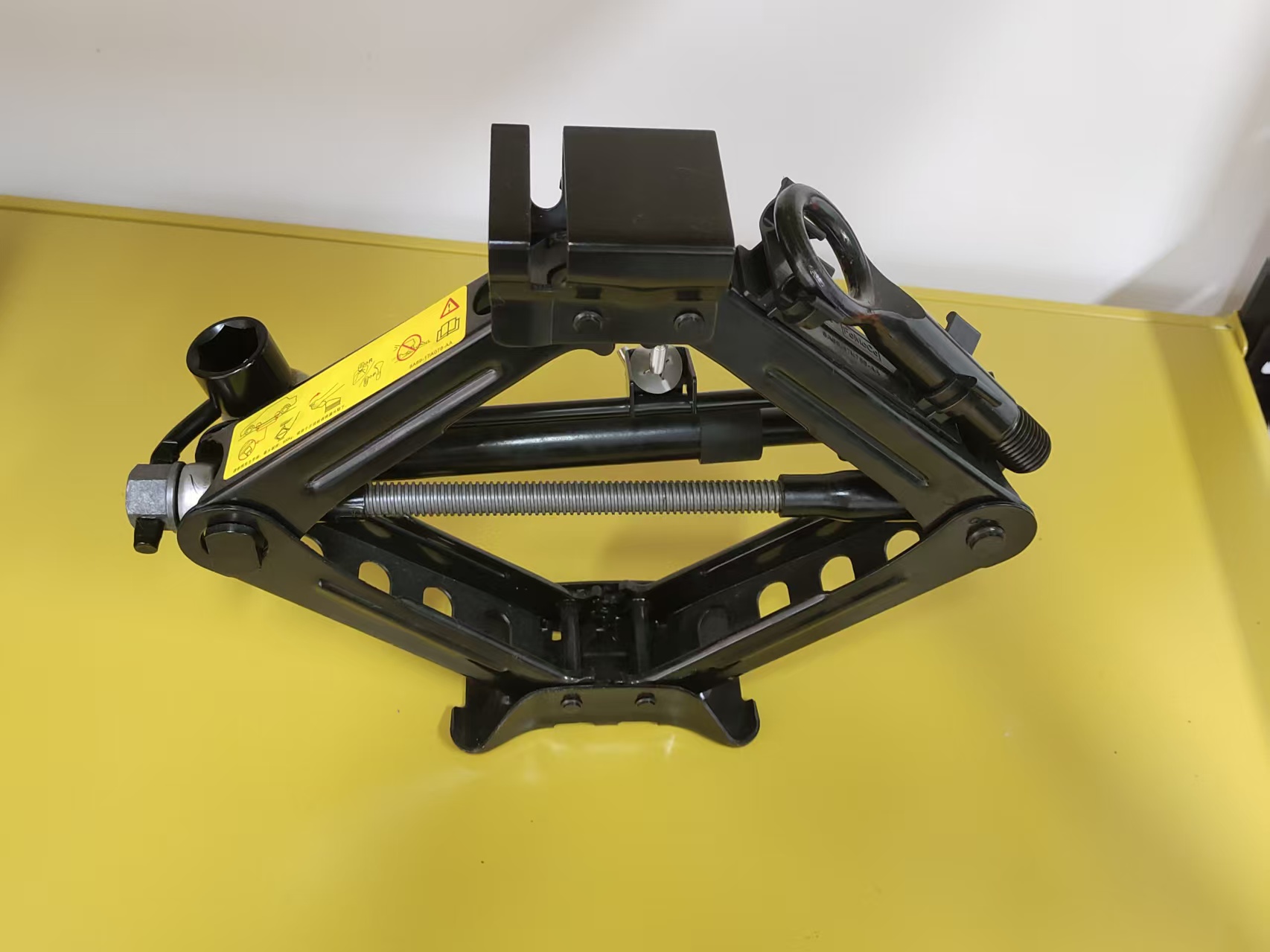 China Steel 1.5T 2T 2.5T Manual Scissor Car Jack Portátil Auto Repair Jack para Sedan SUV